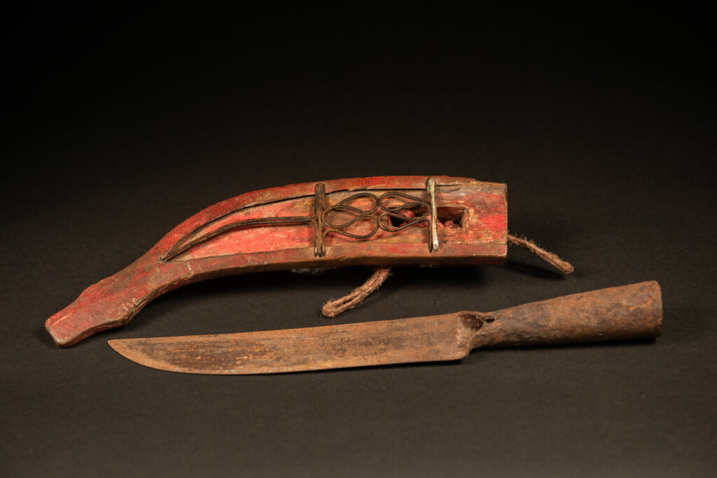 Simple Hunter Paiwan tribe knife , not carved, paint in red , the knife is done on one piece of steel with the handle . Taiwan Tribe
