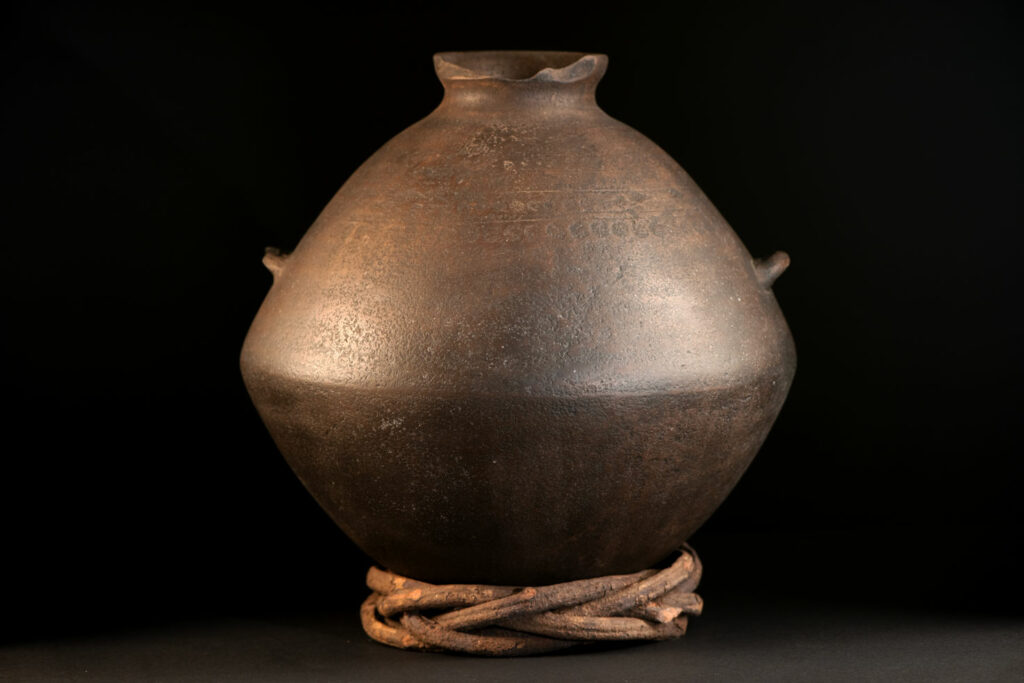 Sacred pot female type with two handles from the Rukai tribe