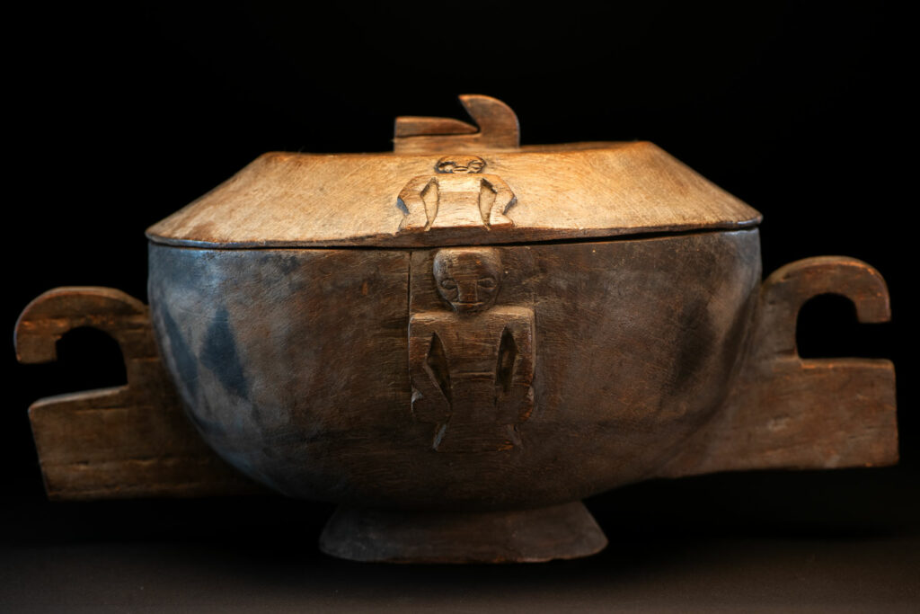 Bowl-shaped container with handles, and lid decorated with Rukai figures style. Ceremonial tableware for rice, or taro during banquets .