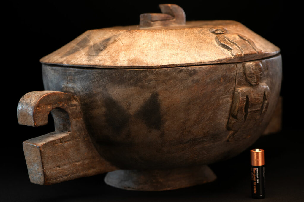 Bowl-shaped container with handles, and lid decorated with Rukai figures style. Ceremonial tableware for rice, or taro during banquets .