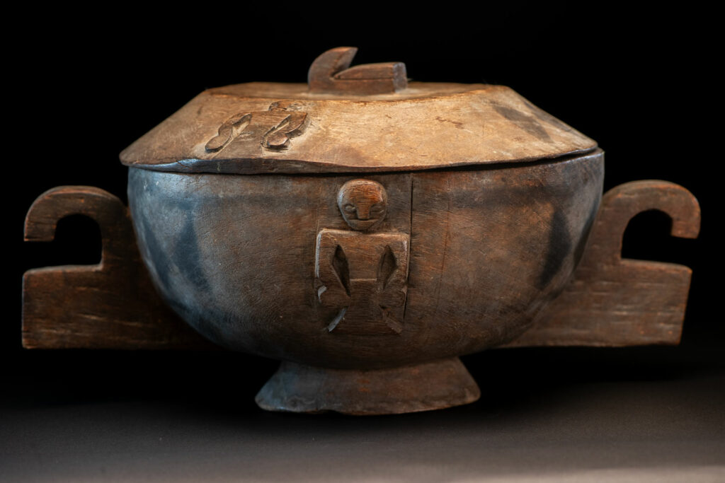 Bowl-shaped container with handles, and lid decorated with Rukai figures style. Ceremonial tableware for rice, or taro during banquets .
