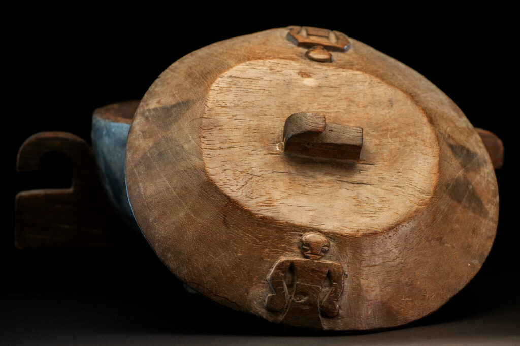 Bowl-shaped container with handles, and lid decorated with Rukai figures style. Ceremonial tableware for rice, or taro during banquets .