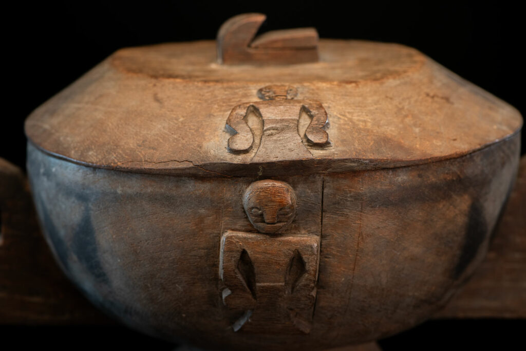 Bowl-shaped container with handles, and lid decorated with Rukai figures style. Ceremonial tableware for rice, or taro during banquets .