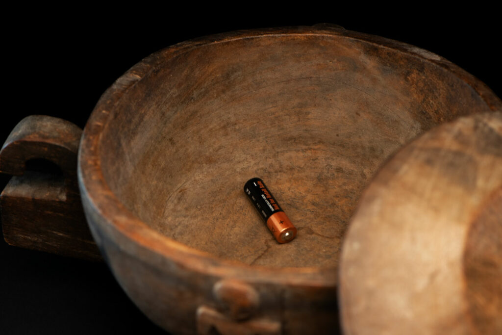 Bowl-shaped container with handles, and lid decorated with Rukai figures style. Ceremonial tableware for rice, or taro during banquets .