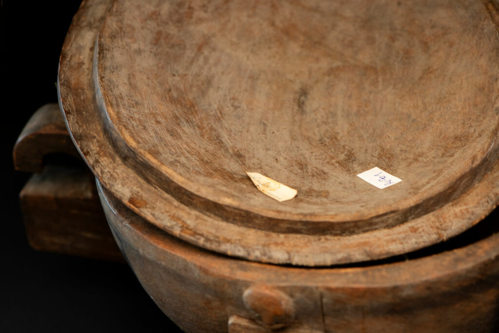 Bowl-shaped container with handles, and lid decorated with Rukai figures style. Ceremonial tableware for rice, or taro during banquets .