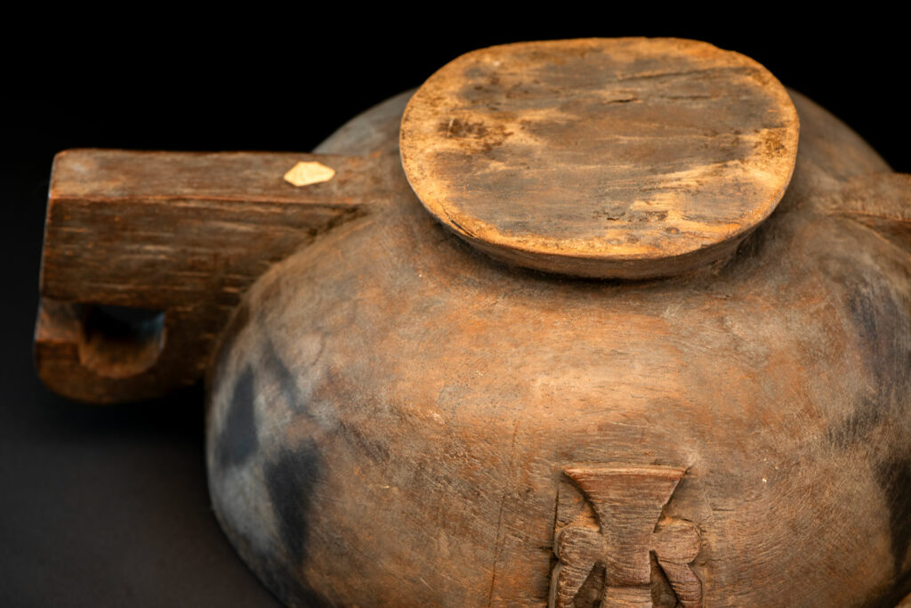 Bowl-shaped container with handles, and lid decorated with Rukai figures style. Ceremonial tableware for rice, or taro during banquets .