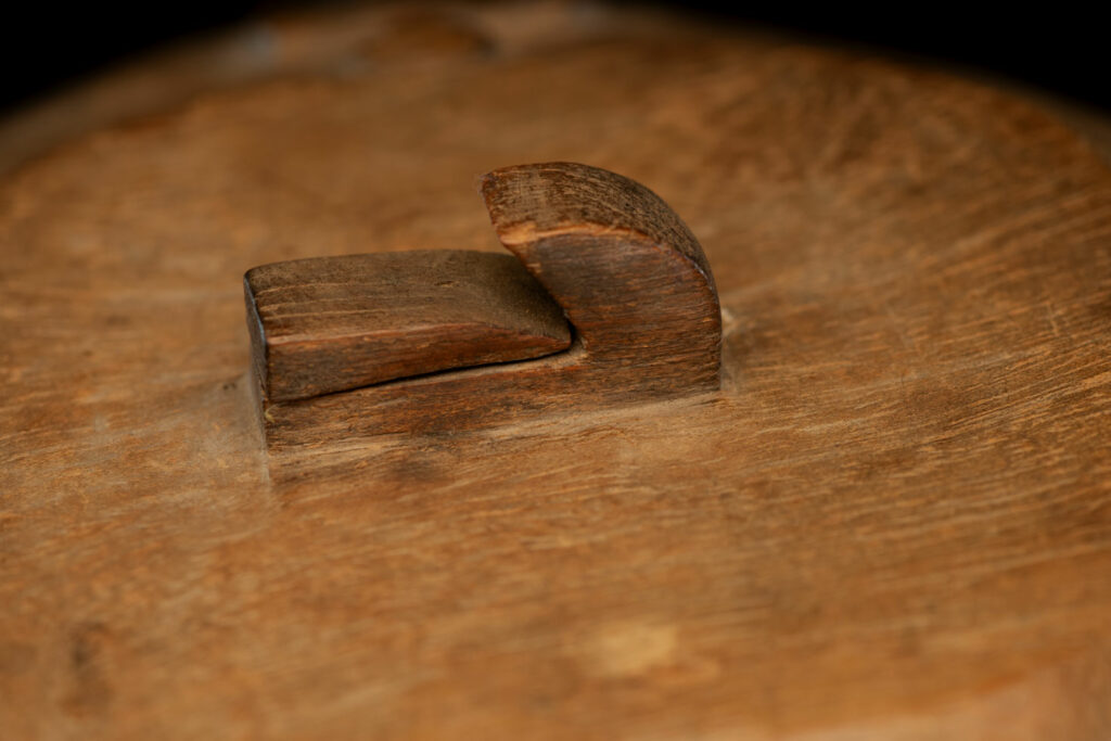 Bowl-shaped container with handles, and lid decorated with Rukai figures style. Ceremonial tableware for rice, or taro during banquets .