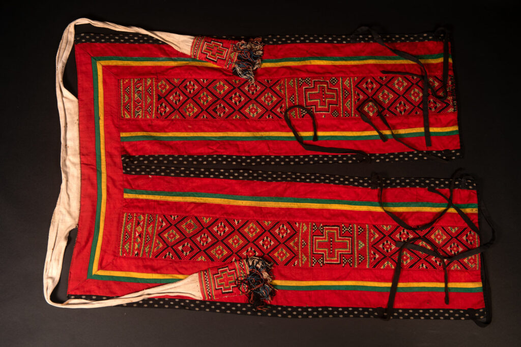 Puyuma tribe Men's leg covering made from two rectangular pieces of fabric. Japanese period . Taiwan