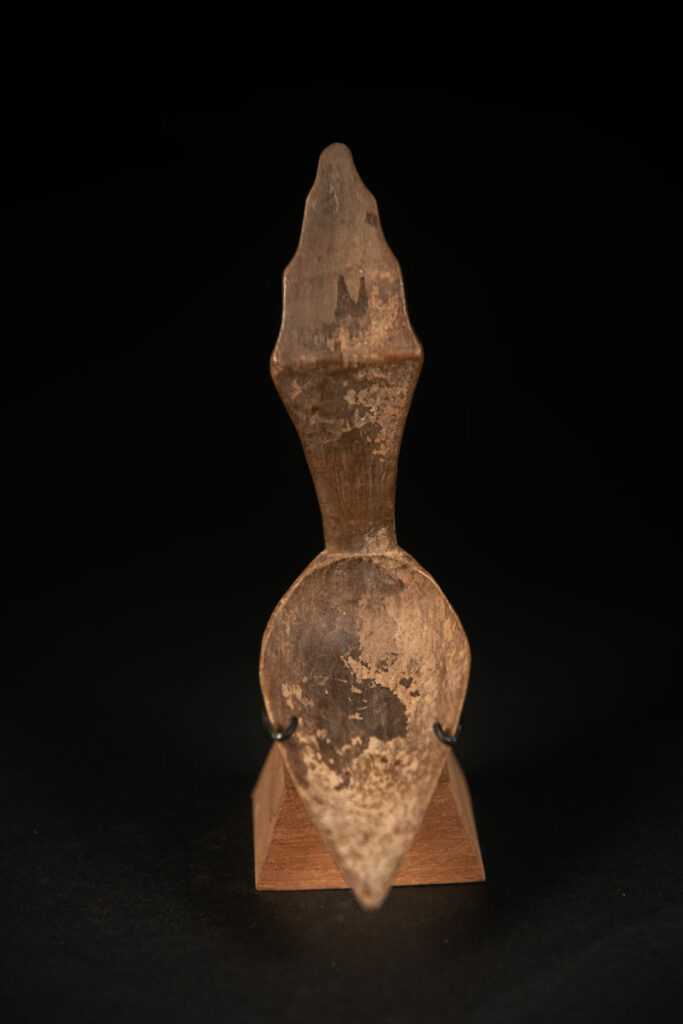 As all the Bunun people spoon , this one is with simple forms and no decorations but with specific shape. used to eat millet or soup.