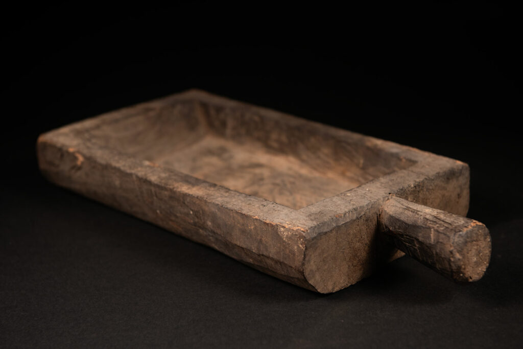 Ceremonial tray of the Paiwan tribe with a handle, used for rituals or offerings, with a depth of 3.5 centimeters. Simple and uncarved.