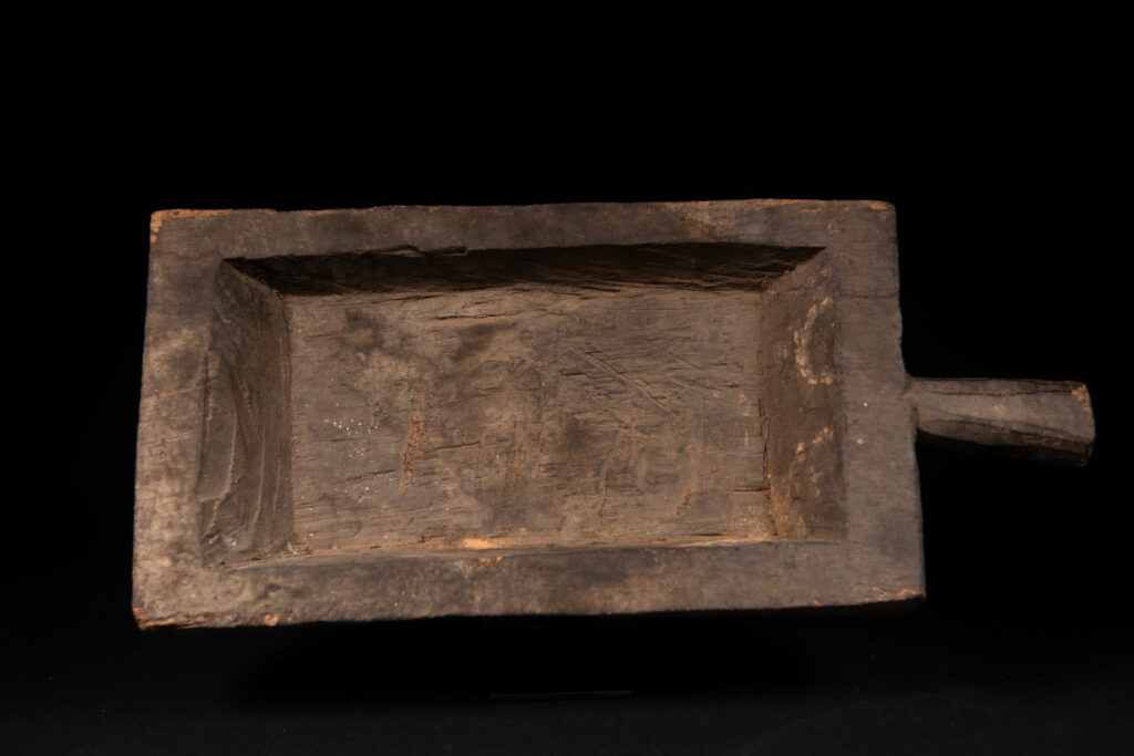 Ceremonial tray of the Paiwan tribe with a handle, used for rituals or offerings, with a depth of 3.5 centimeters. Simple and uncarved.