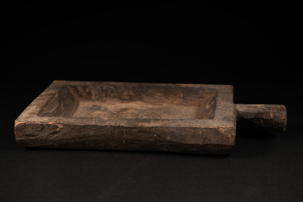 Ceremonial tray of the Paiwan tribe with a handle, used for rituals or offerings, with a depth of 3.5 centimeters. Simple and uncarved.