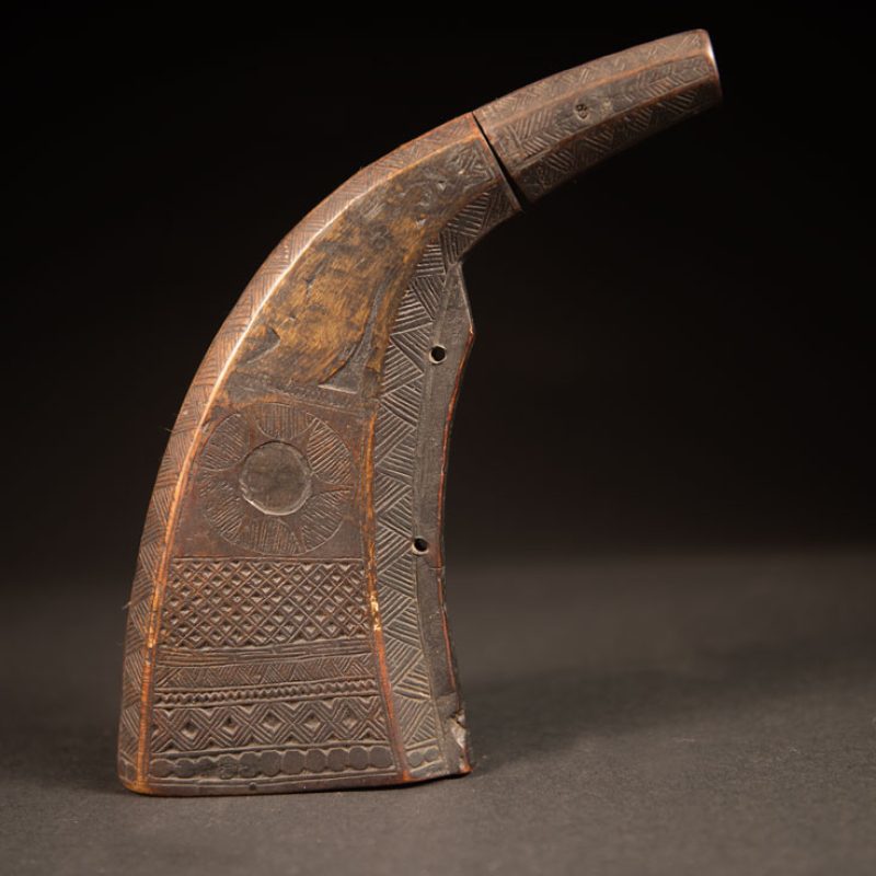 Powder flask from the Paiwan tribe, made from a horn sealed at the base with a wooden plug. The lid is made of horn too and is set up inside by a bamboo tube which provide the exact amount of powder.