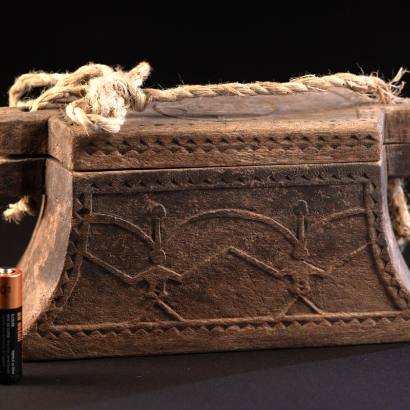 Fisherman’s box from the Yami (Tao) tribe, in a form typical of this culture, carved with the god Magamaog on both sides and the canoe eye on the lid. The lid is tied to the box with a cord to prevent it from being lost at sea.