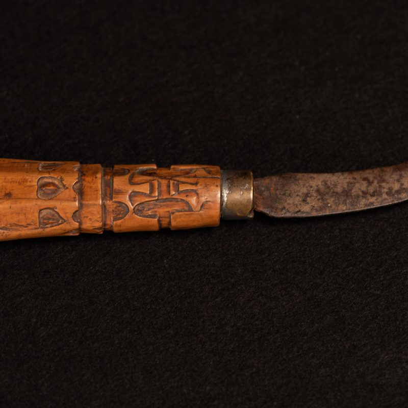 Small knife from the Paiwan tribe with a carved wooden handle. This sheath less knife was mainly used for skinning hunted animals.