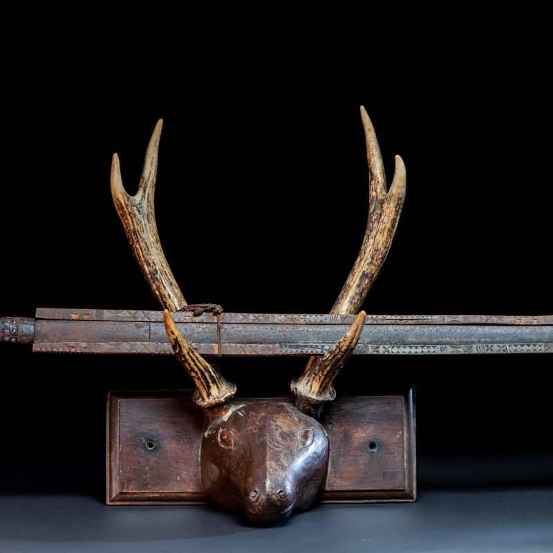 Paiwan tribe ceremonial sword ( southern Paiwan Vuculj )This very beautiful and rare ceremonial sword is carved in a style typical of the southern paiwan (Vuculj).