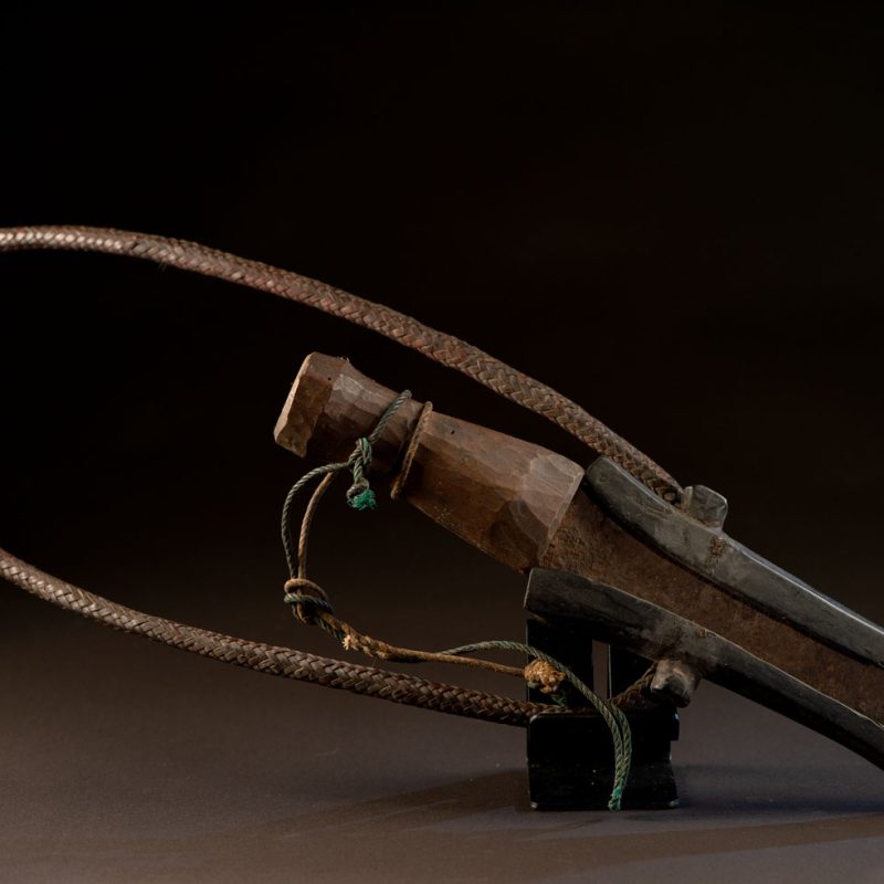 Knife Takkurus of the Yami tribe Knife ‘Takkurus’ and carved sheath of the Yami (Tao) tribe, used in rituals to combat evil spirits. This knife is carved on its shealth with geometric patterns