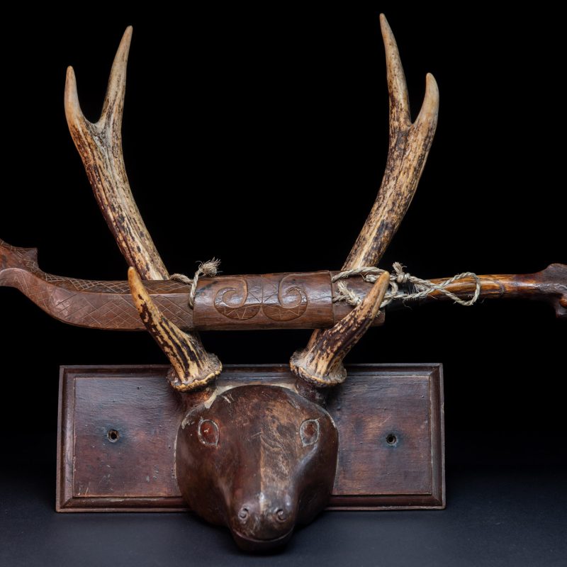 Unusual old knife from the Paiwan tribe, carved with sacred snakes, hundred pace sacred snake patterns, and featuring a old bone handle with a great patina .