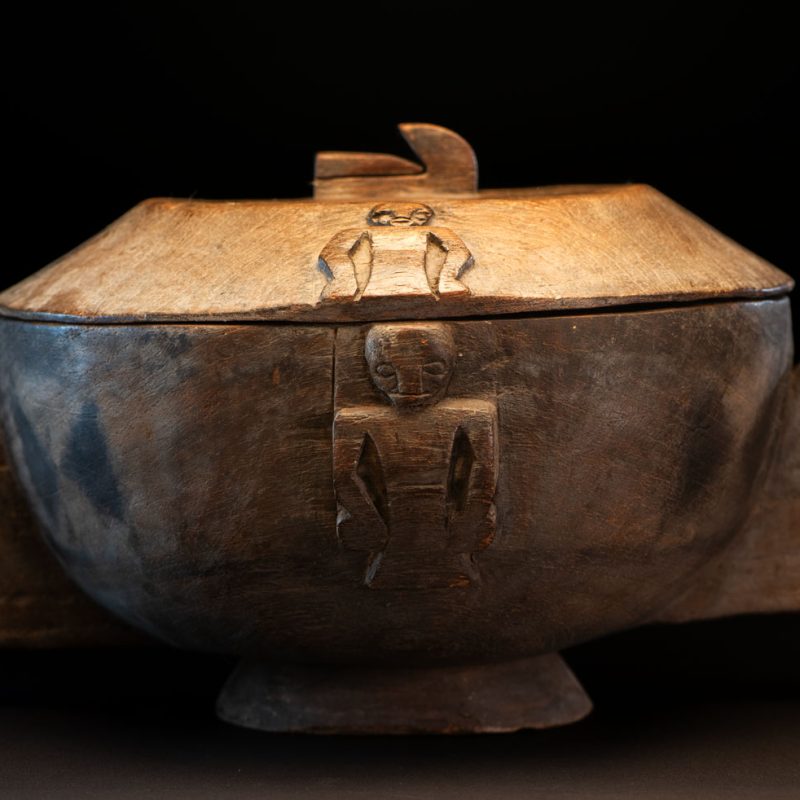 Bowl-shaped container with handles, and lid decorated with Rukai figures style. Ceremonial tableware for rice, or taro during banquets .