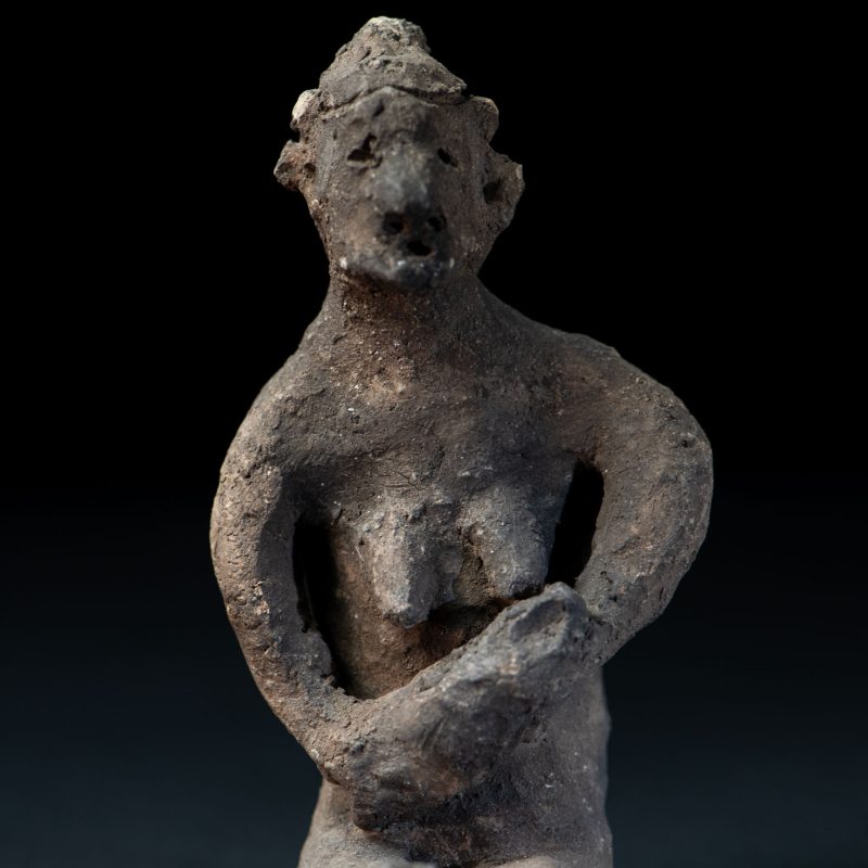 Terracotta statue from the Yami tribe depicting a woman, sculpted directly in the earth in front of the fire and intended to entertain children.